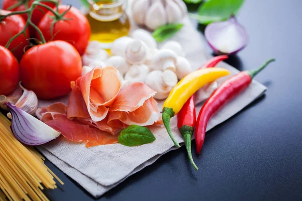 パルマ産の生ハムとイタリアの食材 — ストック写真