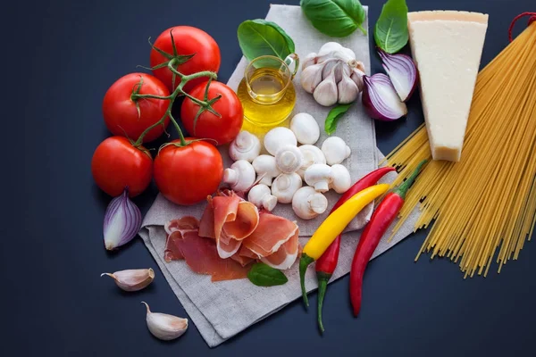 Prosciutto di Parma ve İtalyan malzemeler — Stok fotoğraf