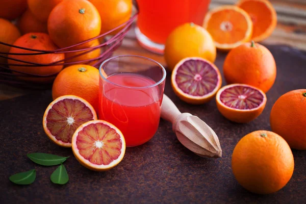 Склянка Апельсинового Соку Свіжими Цитрусовими Столі — стокове фото