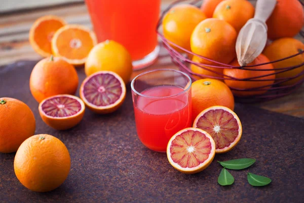 테이블에 신선한 감귤과 오렌지 주스의 — 스톡 사진