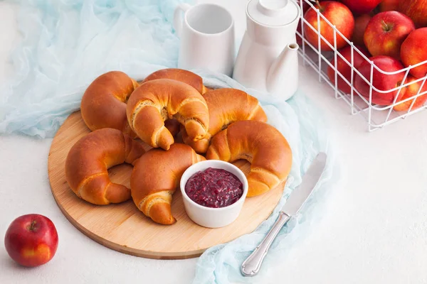 Deliziosi cornetti fatti in casa — Foto Stock