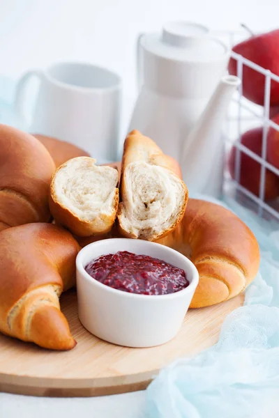 Deliziosi cornetti fatti in casa — Foto Stock