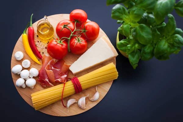 Ingredientes Para Preparación Espaguetis Italianos Sobre Tabla Cortar Madera —  Fotos de Stock