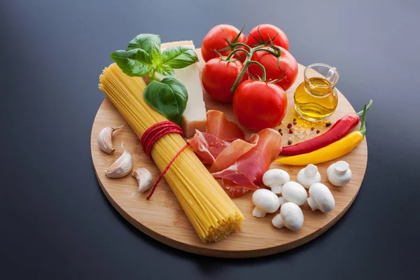 Ingredientes Para Preparación Espaguetis Italianos Sobre Tabla Cortar Madera —  Fotos de Stock