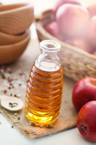 Flasche Apfelessig Mit Frischen Früchten Weidenkorb — Stockfoto