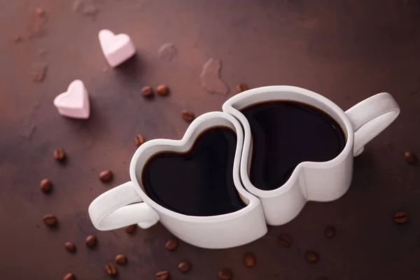 ハート型マシュマロとコーヒー豆 バレンタインデー コンセプト コーヒー カップ — ストック写真