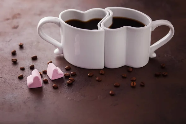 Herzförmige Kaffeetassen Mit Marshmallow Und Kaffeebohnen Valentinstag Konzept — Stockfoto