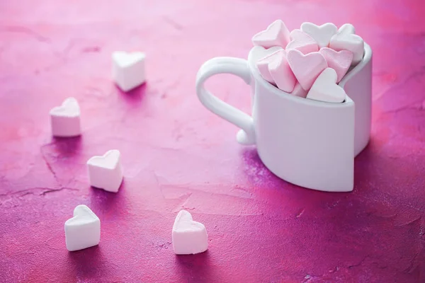 粉红色和白色的棉花糖杯在粉红背景 甜食品 — 图库照片