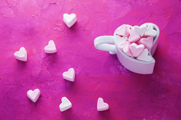 Tasse Voller Rosa Und Weißer Marshmallows Auf Rosa Hintergrund Süßes — Stockfoto