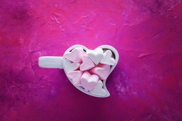 Tasse Voller Rosa Und Weißer Marshmallows Auf Rosa Hintergrund Süßes — Stockfoto