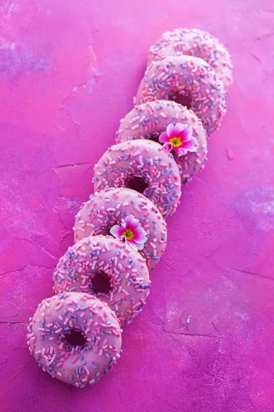 Läcker Rosa Donuts Rosa Bakgrund Söt Mat — Stockfoto