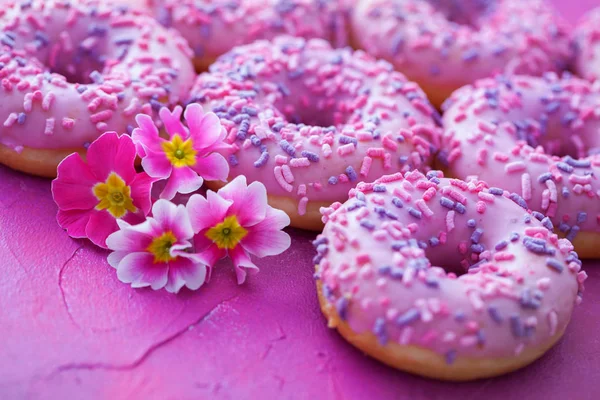 Läcker Rosa Donuts Rosa Bakgrund Söt Mat — Stockfoto