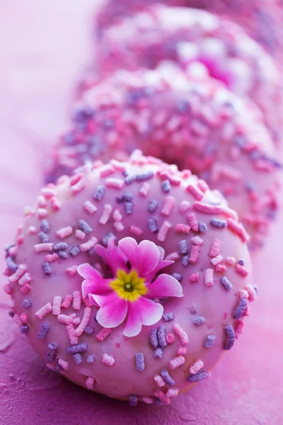 Läcker Rosa Donuts Rosa Bakgrund Söt Mat — Stockfoto