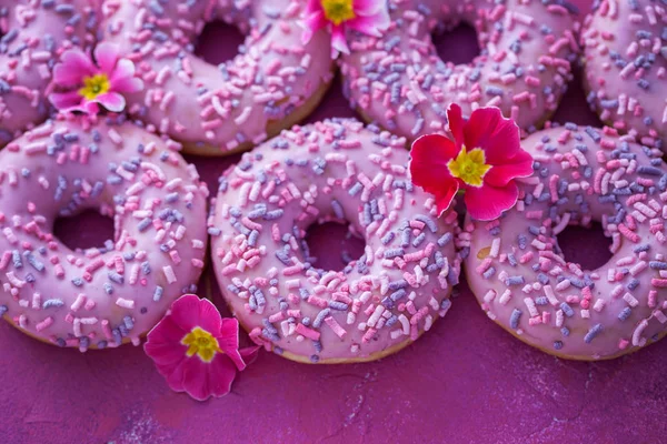 Läcker Rosa Donuts Rosa Bakgrund Söt Mat — Stockfoto
