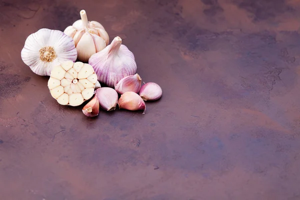 Garlic Cloves Bulbs Brown Grungy Surface — Stock Photo, Image