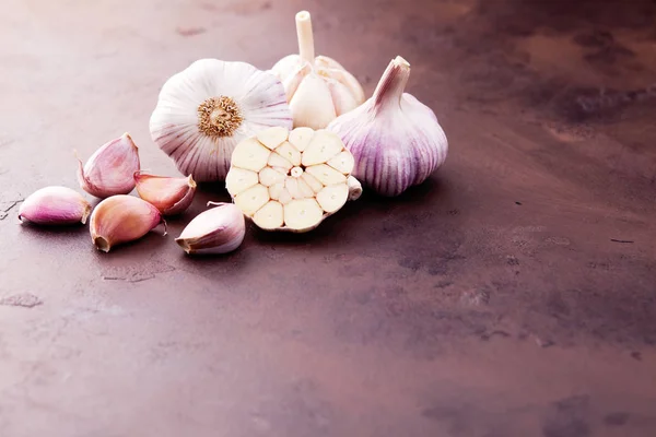 Knoblauchzehen Und Zwiebeln Auf Braunem Grunzen — Stockfoto