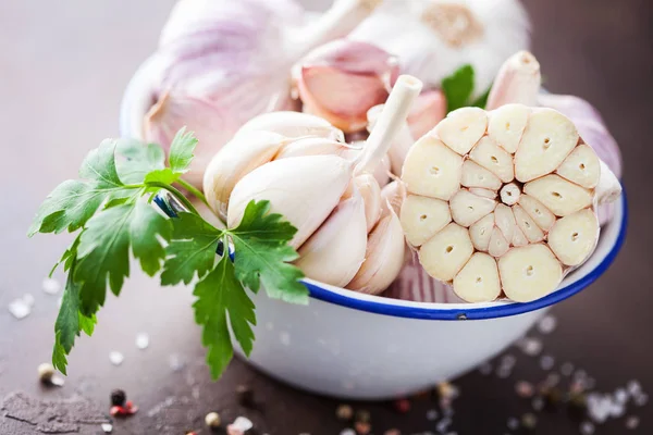 Garlic Cloves Bulbs White Bowl Parsley Salt Pepper Grains Brown — Stock Photo, Image