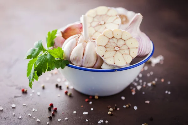 Garlic Cloves Bulbs White Bowl Parsley Salt Pepper Grains Brown — Stock Photo, Image