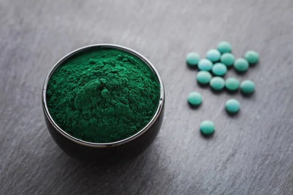 Bol Poudre Algues Spiruline Des Pilules Sur Surface Sombre — Photo