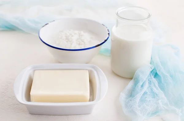 Butter Milch Glas Und Quark Alter Metallschüssel Auf Weißem Tisch — Stockfoto