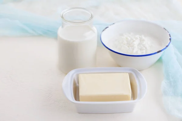 Масло Молоко Банке Творог Старой Металлической Миске Белом Столе — стоковое фото