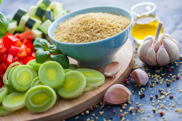 Bulgur med färska grönsaker — Stockfoto