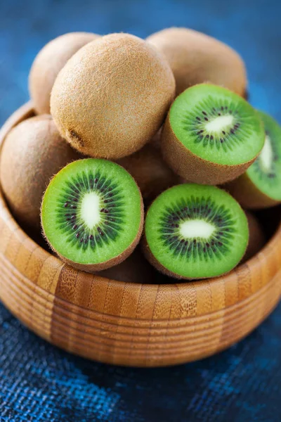 Montón Kiwi Fruta Cesta Cerca —  Fotos de Stock