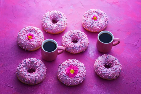 Вкусные Розовые Пончики Розовом Фоне Сладкая Еда — стоковое фото