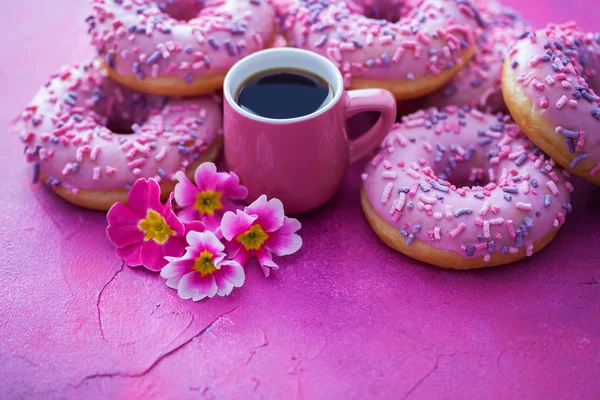 Läcker Rosa Donuts Rosa Bakgrund Söt Mat — Stockfoto