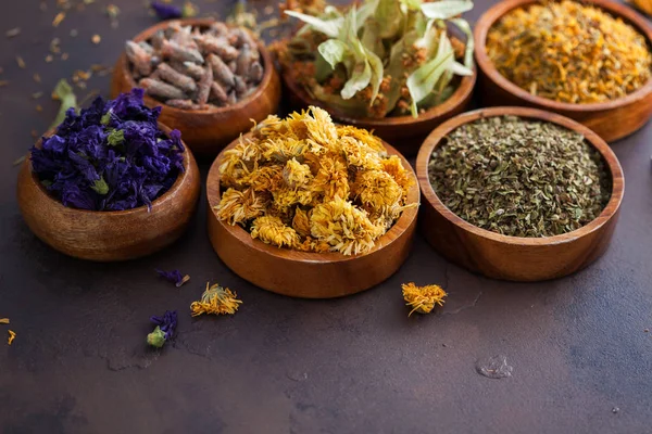 Medicina Herbal Alternativa Natural Hierbas Secas Flores Cuencos Madera Enfoque —  Fotos de Stock