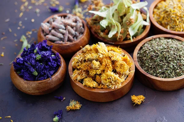 Alternatif Alami Obat Herbal Herbal Kering Dan Bunga Dalam Mangkuk — Stok Foto