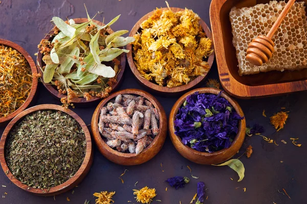 Medicina Herbal Alternativa Natural Ervas Secas Flores Tigelas Madeira Foco — Fotografia de Stock