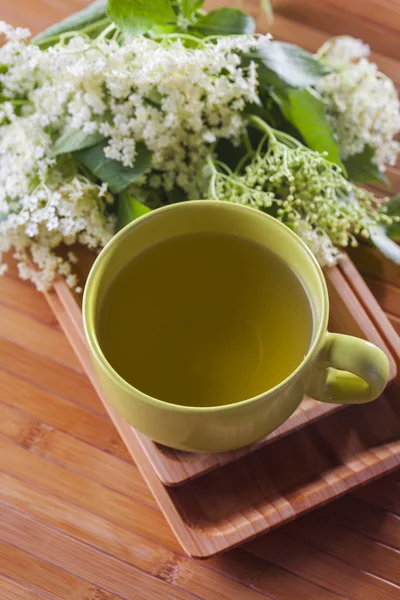 ニワトコの花茶 代替医療のカップ — ストック写真