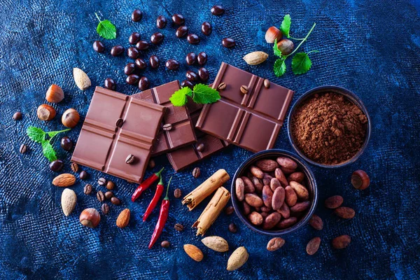 Chocolate y cacao sobre fondo oscuro —  Fotos de Stock