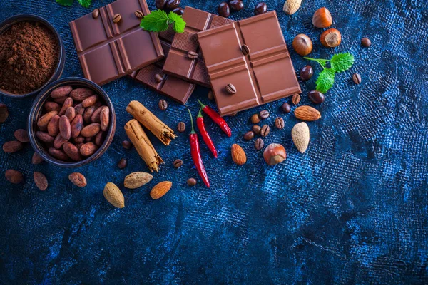 Chocolade en cacao op donkere achtergrond — Stockfoto