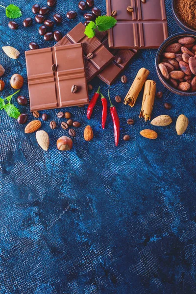 Chocolade en cacao op donkere achtergrond — Stockfoto