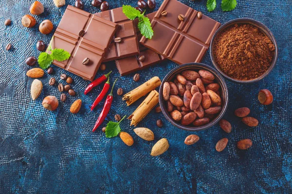 Шоколад и какао на темном фоне — стоковое фото