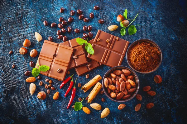 Chocolade en cacao op donkere achtergrond — Stockfoto