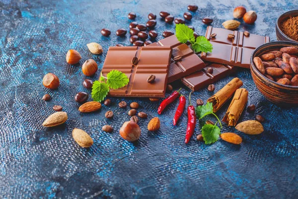Шоколад і какао на темному фоні — стокове фото