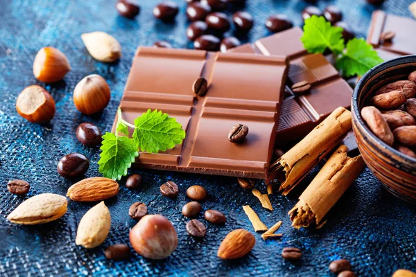 Chocolate e cacau no fundo escuro — Fotografia de Stock