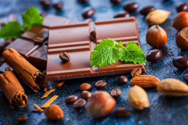 Cioccolato e cacao su sfondo scuro — Foto Stock