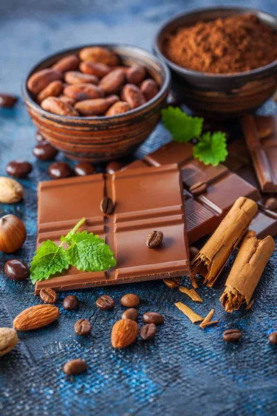 Chocolade en cacao op donkere achtergrond — Stockfoto