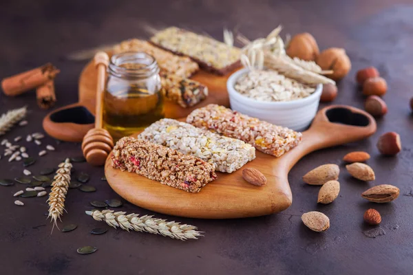 Barras Cereais Granola Com Nozes Frutas Bagas Fundo Escuro — Fotografia de Stock