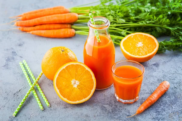 Морква Апельсиновий Свіжий Сік Сірому Столі Їжа Напої — стокове фото