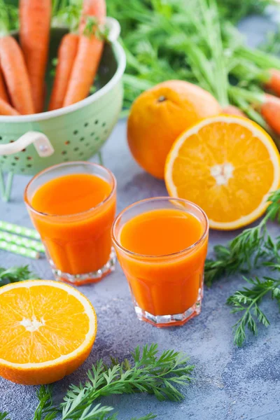 Морква Апельсиновий Свіжий Сік Сірому Столі Їжа Напої — стокове фото