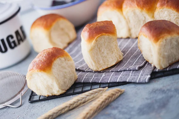 Bułeczki Brioche Niektórych Składników Kuchni Stole Jedzenie Picie — Zdjęcie stockowe