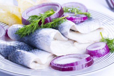 bir tabakta bir tane ringa balığı