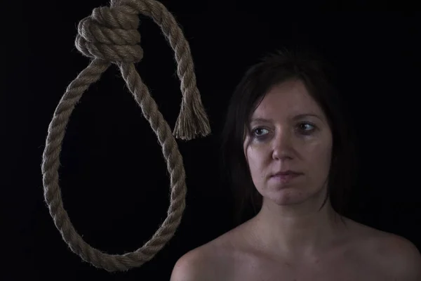 걸려 자살 하는 여자. — 스톡 사진