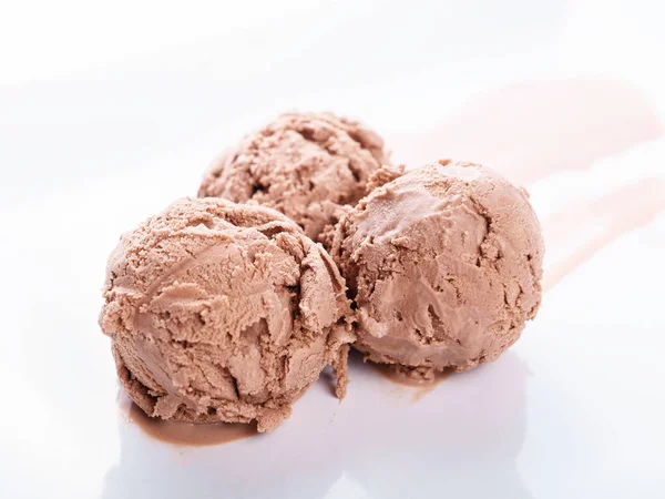 Tři kuličky čokoládové zmrzliny — Stock fotografie