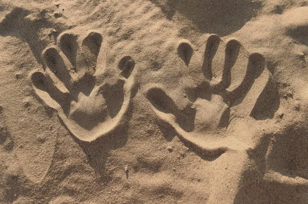 Відбитки рук у піску — стокове фото